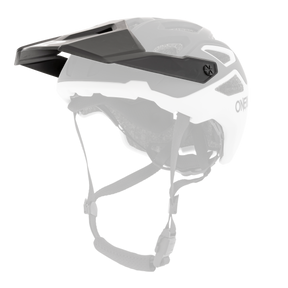Der O'NEAL Visor PIKE Helmet SOLID ist ein schwarz-weißer Helm mit Visier, Belüftungslöchern und verstellbaren Kinnriemen auf einfarbigem Hintergrund.