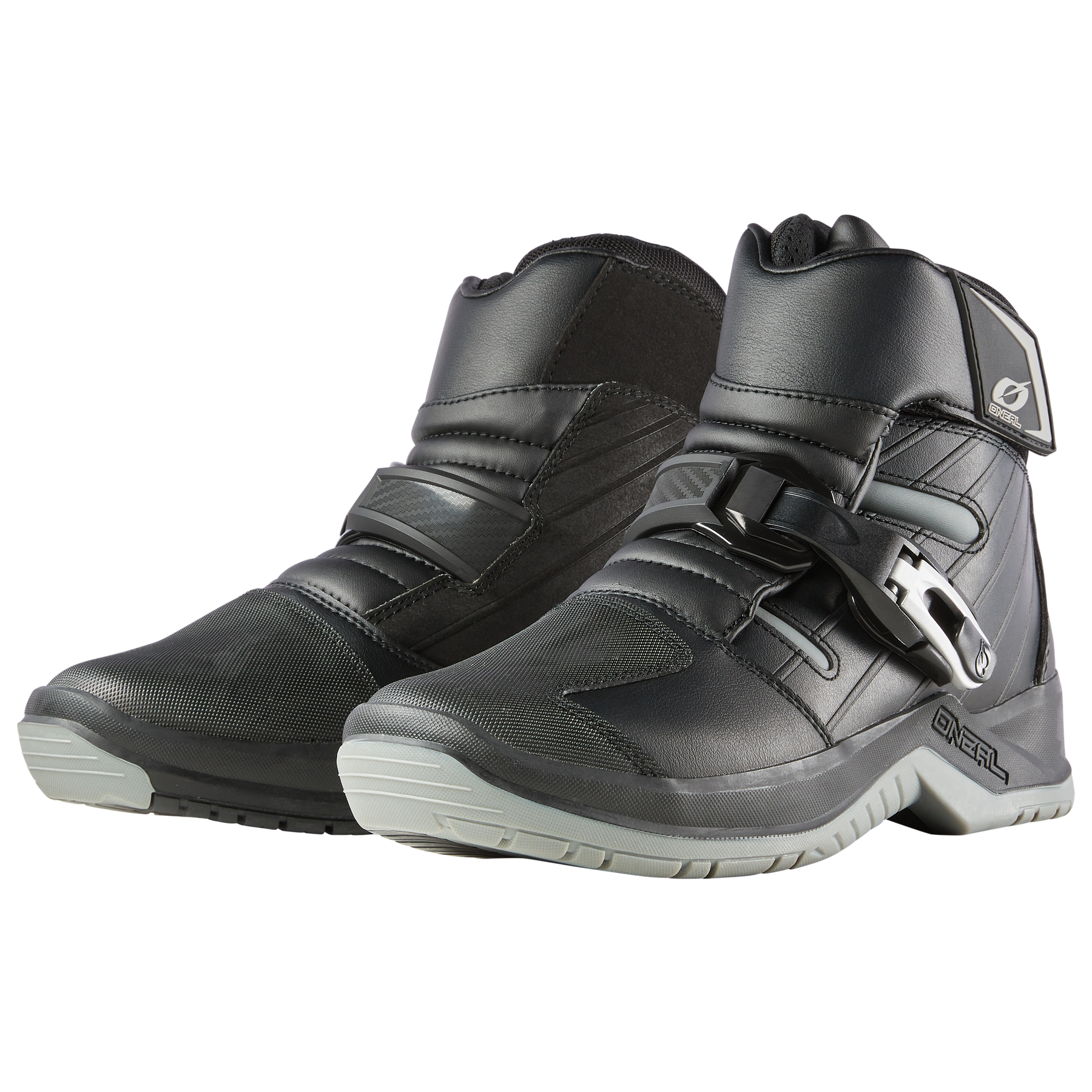Die O'NEAL RMX SHORTY Stiefel von O'NEAL sind schwarze Motorradstiefel mit grauer Sohle, die mit Klettverschluss und Schnallenverschlüssen für Schutz und Komfort sorgen - ideales, bequemes Schuhwerk für Bike-Fans.