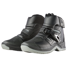 Las botas O'NEAL RMX SHORTY de O'NEAL son unas botas de moto negras con suela gris que proporcionan protección y comodidad con cierres de velcro y hebilla: un calzado ideal y cómodo para los aficionados a las motos.