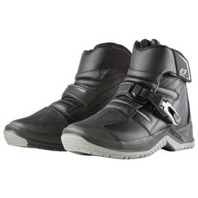 Les bottes O'NEAL RMX SHORTY sont des bottes de moto noires avec une semelle grise qui assurent protection et confort grâce aux fermetures à velcro et à boucle - des chaussures idéales et confortables pour les fans de vélo O'NEAL.