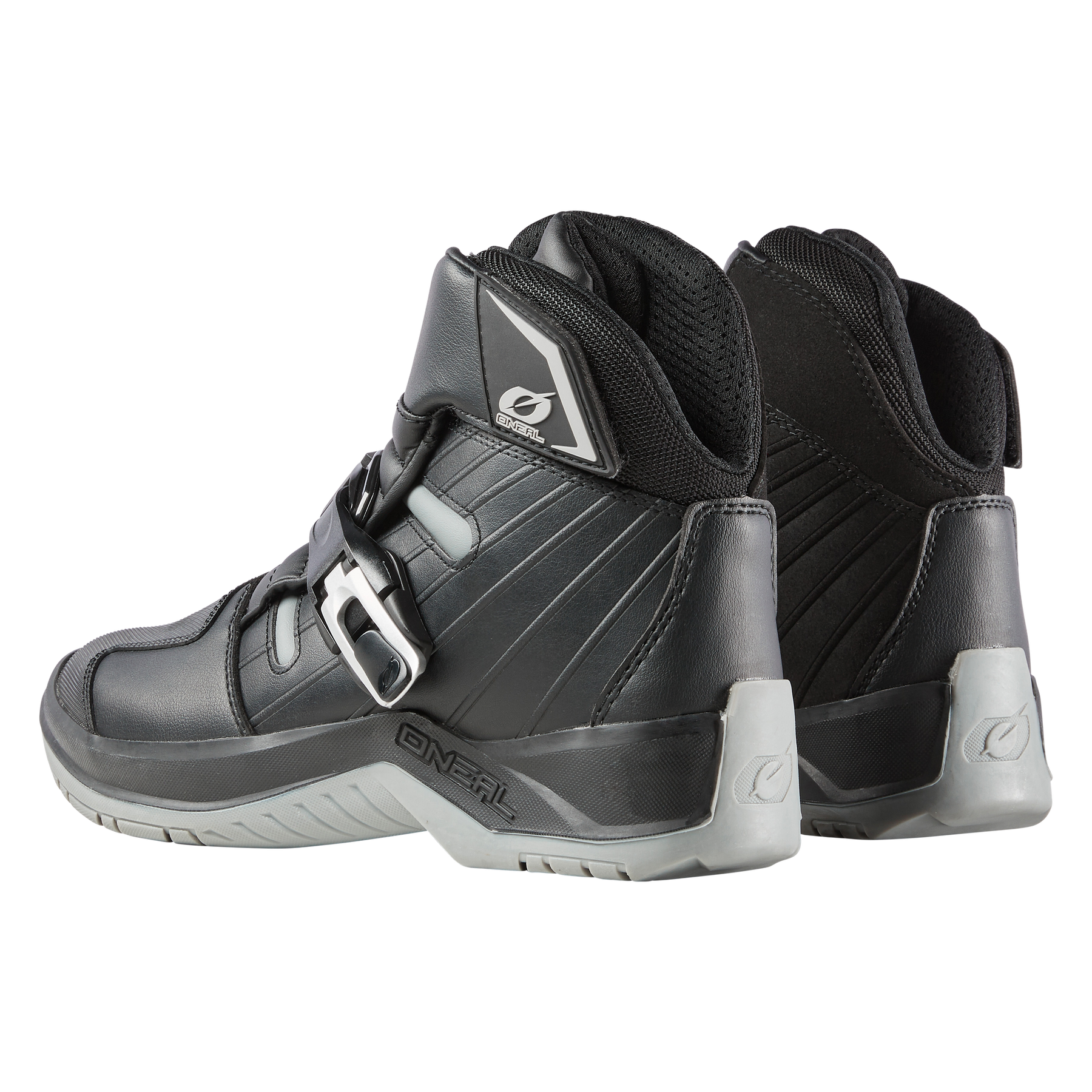 Die O'NEAL RMX SHORTY Stiefel sind schwarz-graue Mid-Top-Stiefel mit seitlichen Schnallen, strukturierten Sohlen, gepolstertem Knöchelbereich und O'NEAL-Branding - ideal für Radfahrer, die bequemes Schuhwerk suchen. Abgebildet auf weißem Hintergrund.