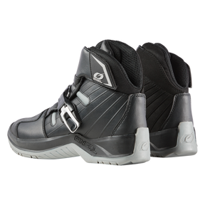 Les bottes O'NEAL RMX SHORTY sont des bottes mid-top noires et grises avec des boucles latérales, des semelles texturées, une cheville rembourrée et le branding O'NEAL - idéales pour les cyclistes qui recherchent des chaussures confortables. Représenté sur un fond blanc.