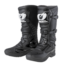 Las botas O'NEAL RSX son unas botas de motocross negras con hebillas robustas, punteras reforzadas, suelas texturizadas y la marca O'NEAL en las espinilleras: una elección protectora y robusta para la conducción todoterreno.