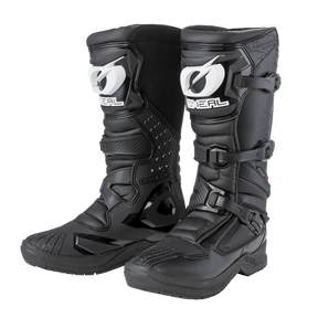 Les bottes O'NEAL RSX sont des bottes de motocross noires avec des boucles robustes, des orteils renforcés, des semelles structurées et le branding O'NEAL sur les tibias - un choix protecteur et robuste pour rouler en tout-terrain.