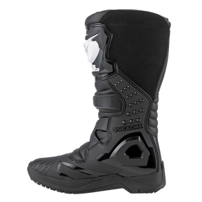 La botte O'NEAL RSX en noir dispose de protections renforcées, de panneaux structurés, de picots métalliques et du logo "ONEAL MX" sur le côté. Cette botte de motocross arrive jusqu'au mollet et possède une semelle robuste et durable.
