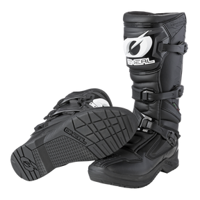 Une paire de bottes noires O'NEAL RSX - une debout et une sur le côté avec une semelle profilée et des sangles à boucles - portent toutes les deux le logo blanc O'NEAL qui attire l'attention.
