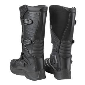 Une paire de bottes hautes noires O'NEAL RSX avec des boucles latérales, des protections rembourrées et des semelles texturées ; une botte est représentée de face et l'autre de dos.