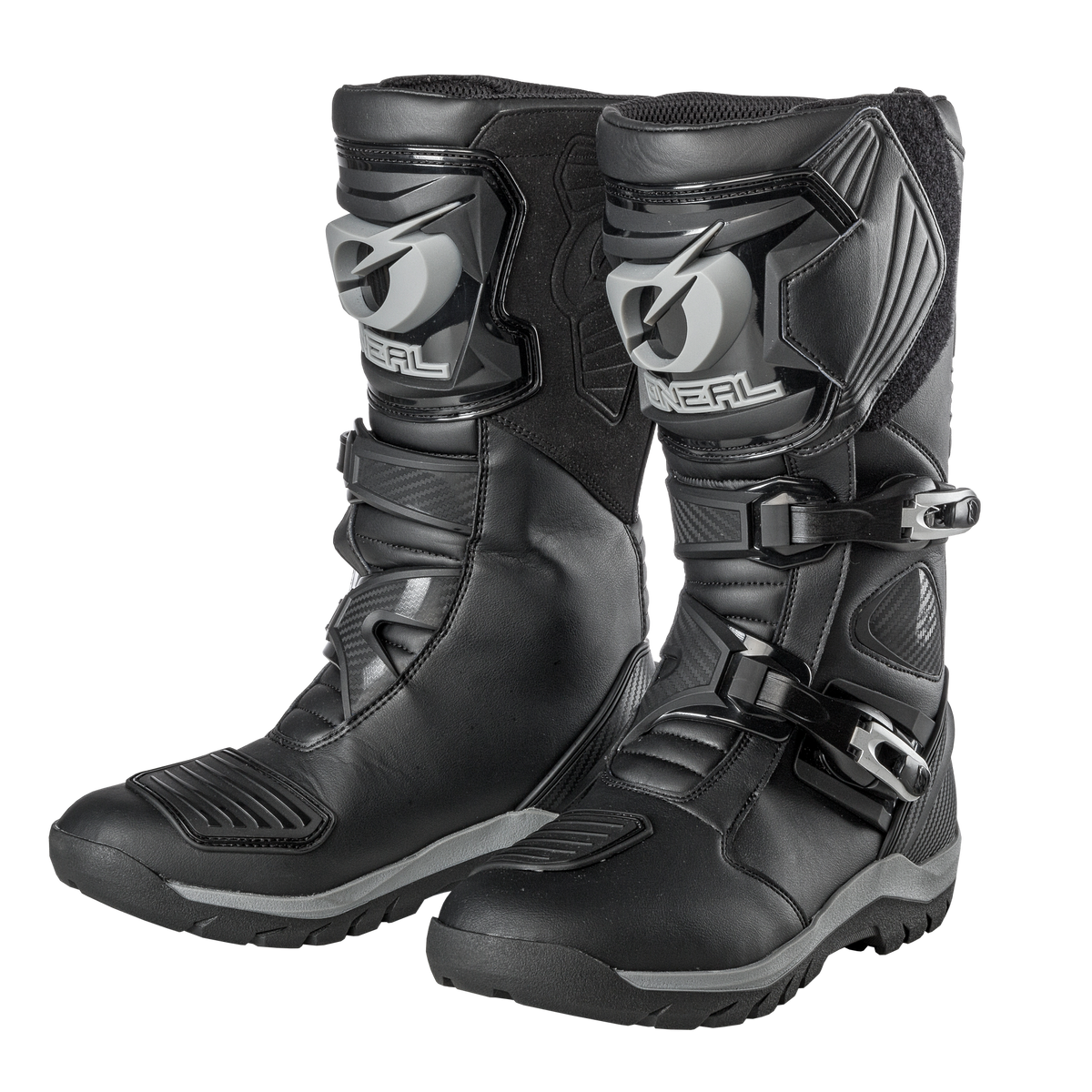 Ein Paar schwarze O'NEAL SIERRA PRO Stiefel mit silbernen und grauen Akzenten, Schutzplatten und Schnallen sind nebeneinander auf einem einfarbigen Hintergrund abgebildet - ideale wasserdichte Adventure Touren Stiefel von O'NEAL.