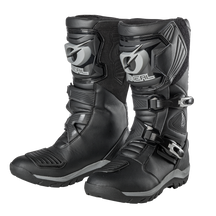 Ein Paar schwarze O'NEAL SIERRA PRO Stiefel mit silbernen und grauen Akzenten, Schutzplatten und Schnallen sind nebeneinander auf einem einfarbigen Hintergrund abgebildet - ideale wasserdichte Adventure Touren Stiefel von O'NEAL.