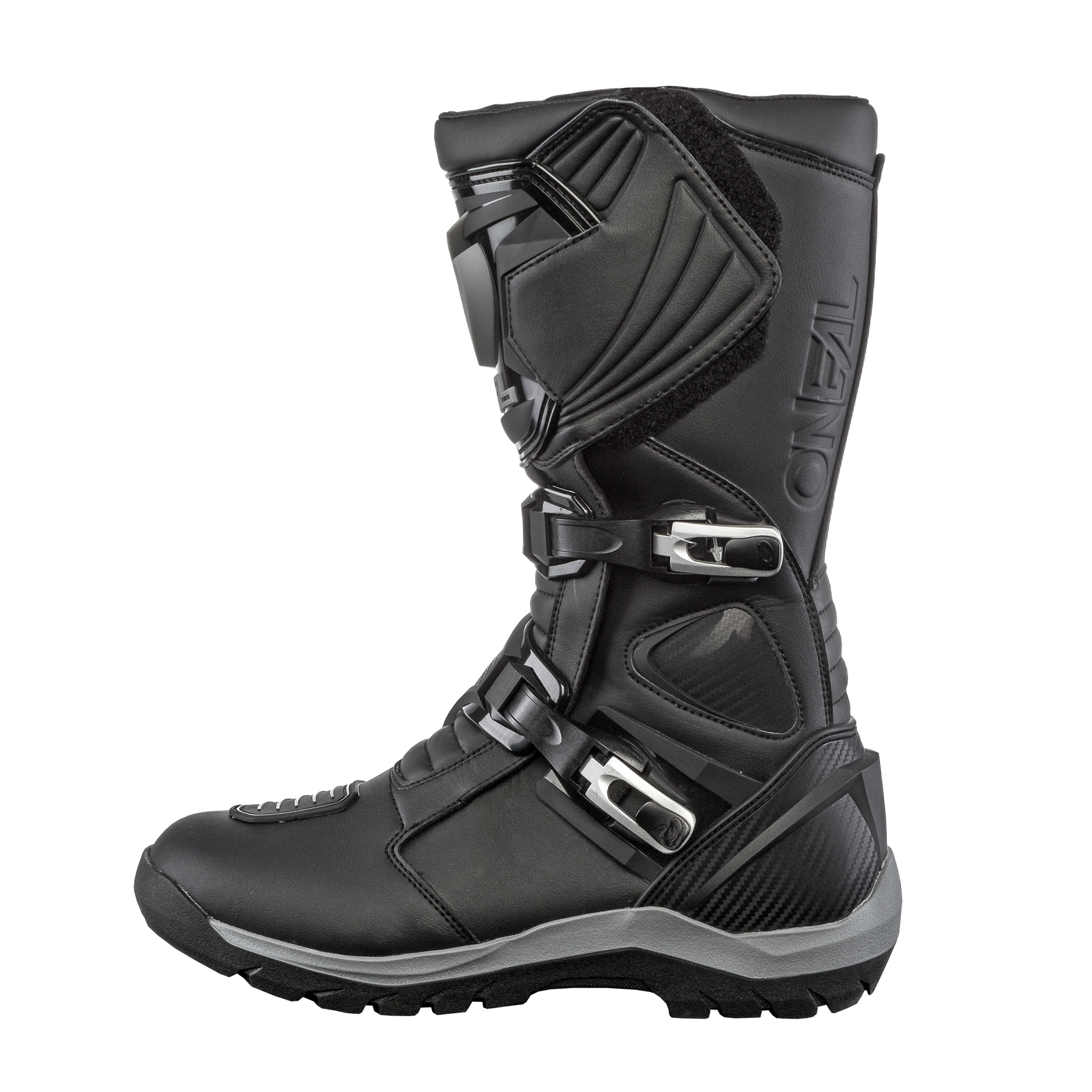 Der O'NEAL SIERRA PRO Stiefel ist in Schwarz mit Metallschnallen, verstärktem Schienbeinschutz und strukturierter Sohle in der Seitenansicht zu sehen. Auf der Oberseite des wasserdichten Stiefels ist der Schriftzug "O'NEAL" auf weißem Grund eingeprägt.