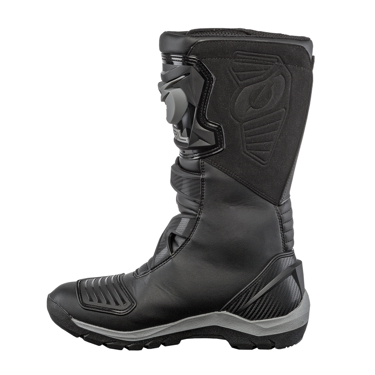 Ein schwarzer, hochhackiger O'NEAL SIERRA PRO Stiefel mit strukturierten Einsätzen, verstärkten Abschnitten und einer robusten Sohle wird in der Seitenansicht vor einem unifarbenen Hintergrund gezeigt; er ist wasserdicht und bietet optimalen Schutz beim Fahren.