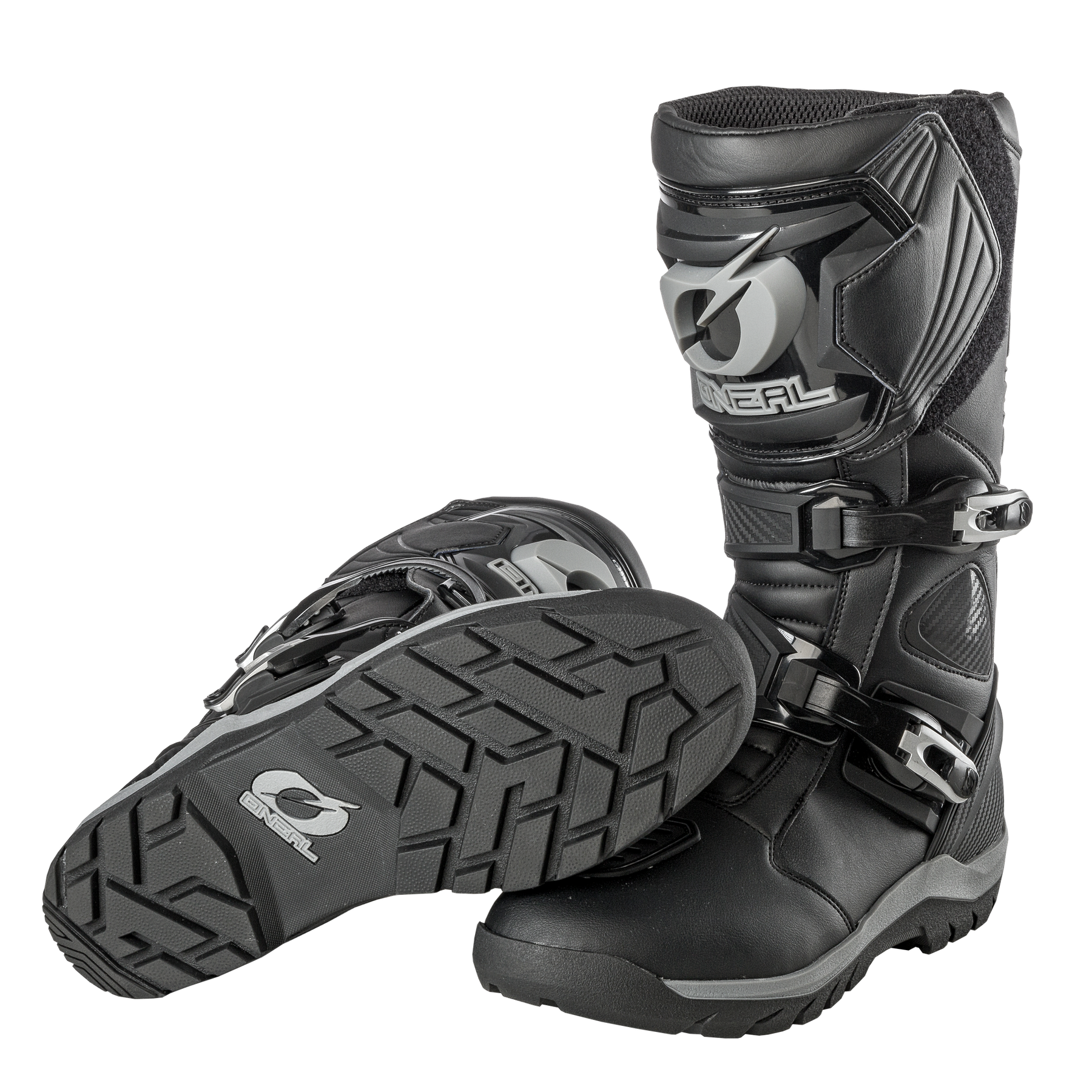 Ein Paar schwarze O'NEAL SIERRA PRO Stiefel mit robusten Sohlen, Metallschnallen und O'NEAL-Logos auf dem Schienbein und der Sohle - ein wasserdichter Stiefel steht aufrecht, der andere liegt auf der Seite vor einem weißen Hintergrund.