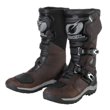 Ein Paar O'NEAL SIERRA PRO Stiefel Motorradstiefel in Braun und Schwarz mit Schienbeinschutz, Schnallenverschlüssen, robusten Sohlen und wasserdichtem Design - ideal für Offroad- oder Motocross-Fahrten.