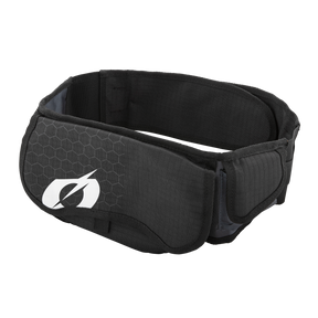 La borsa per attrezzi O'NEAL WAIST è una cintura nera con motivo esagonale e logo bianco che può essere regolata con chiusure in velcro - ideale come borsa alla moda o borsa per attrezzi da portare in vita.