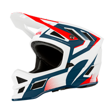 Eine Seitenansicht des O'NEAL BLADE Hyperlite Helm OXYD, ein Fullface-Motocross-Helm von O'NEAL, mit weißer Basis mit roten und marineblauen Akzenten, Fiberglasschale, Visier, Kinnschutz und Belüftungspaneelen auf schwarzem Hintergrund.