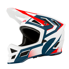 Una vista laterale del casco O'NEAL Blade Hyperlite Helmet OXYD, un casco integrale da motocross di O'NEAL, caratterizzato da una base bianca con accenti rossi e blu navy, calotta in fibra di vetro, visiera, mentoniera e pannelli di ventilazione su sfondo nero.