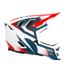 Il casco O'NEAL Blade Hyperlite Helmet OXYD è un casco da motocross integrale realizzato in fibra di vetro resistente con una base bianca e accenti geometrici blu e rossi che si possono vedere nella vista laterale su uno sfondo nero.