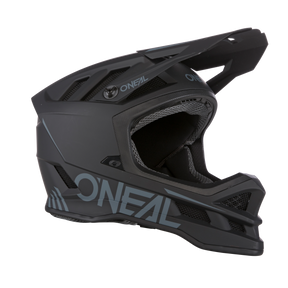 Ein mattschwarzer O'NEAL BLADE Polyacrylite Helm SOLID mit Visier und Belüftungsöffnungen, dargestellt von der Seite, zeigt das große graue O'NEAL Logo.