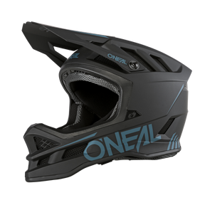 Ein mattschwarzer O'NEAL BLADE Polyacrylite Helm SOLID mit blauen Akzenten und Belüftungsöffnungen, entwickelt für Mountainbiking oder Motocross, wird von der Seite auf einem einfarbigen Hintergrund gezeigt.