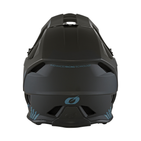 Der O'NEAL BLADE Polyacrylite Helm SOLID zeigt sich von hinten in mattem Schwarz mit blauen geometrischen Akzenten, einem blauen stilisierten Logo, einer haltbaren Polyacrylite-Konstruktion und dem Aufdruck ADVANCED RACING TECHNOLOGY" im oberen Bereich.