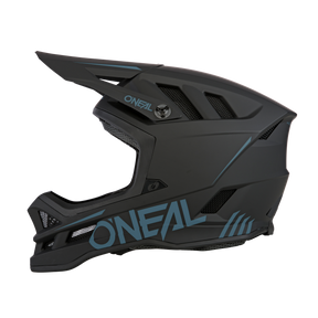 Der O'NEAL BLADE Polyacrylite Helm SOLID ist ein mattschwarzer Fullface-MTB-Helm mit blauem O'NEAL-Branding, eckigen Belüftungsöffnungen und einem Kinnschutz, abgebildet im linken Seitenprofil auf weißem Hintergrund.