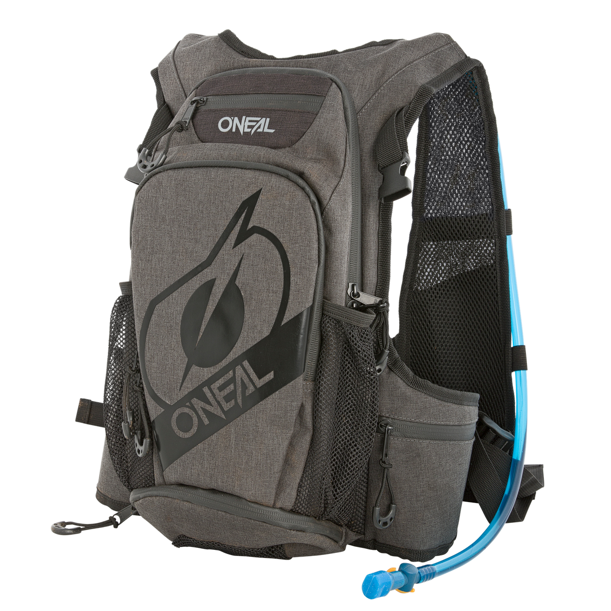 Der graue O'NEAL ROMER Hydration Rucksack bietet reichlich Stauraum, mehrere Fächer mit Reißverschluss, seitliche Netztaschen, gepolsterte Schultergurte und einen blauen Trinkschlauch für freihändige Flüssigkeitszufuhr.