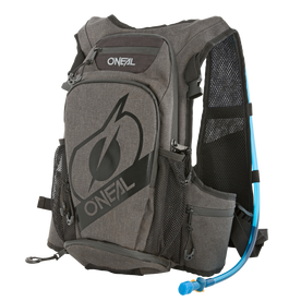 Le sac à dos d'hydratation gris O'NEAL ROMER offre un grand espace de rangement, plusieurs compartiments avec fermeture éclair, des poches latérales en filet, des bretelles rembourrées et un tuyau d'hydratation bleu pour s'hydrater les mains libres.