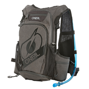 Der graue O'NEAL ROMER Hydration Rucksack bietet reichlich Stauraum, mehrere Fächer mit Reißverschluss, seitliche Netztaschen, gepolsterte Schultergurte und einen blauen Trinkschlauch für freihändige Flüssigkeitszufuhr.