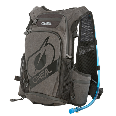 Der graue O'NEAL ROMER Hydration Rucksack bietet reichlich Stauraum, mehrere Fächer mit Reißverschluss, seitliche Netztaschen, gepolsterte Schultergurte und einen blauen Trinkschlauch für freihändige Flüssigkeitszufuhr.