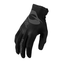 Ein einzelner schwarzer O'NEAL MATRIX Handschuh STACKED Fahrradhandschuh mit großem grauen Logo und "ENJOYRIDE" auf dem Zeigefinger, ideal als Mountainbike Handschuh, abgebildet vor einem transparenten Hintergrund.
