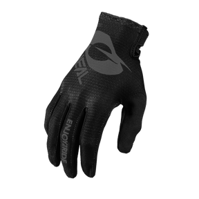 Ein einzelner schwarzer O'NEAL MATRIX Handschuh STACKED Fahrradhandschuh mit großem grauen Logo und "ENJOYRIDE" auf dem Zeigefinger, ideal als Mountainbike Handschuh, abgebildet vor einem transparenten Hintergrund.