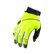El guante O'NEAL Revolution Nanofront es un guante de ciclismo de dedos completos de color amarillo brillante con detalles en negro y gris, cierre de velcro en la muñeca y malla transpirable, perfecto como guante de MTB o MX.