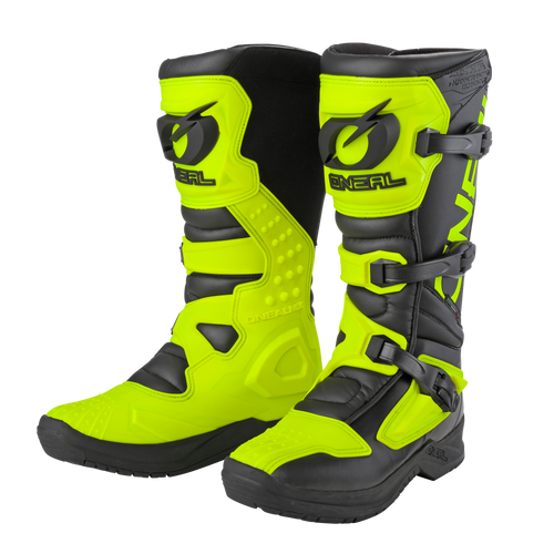 Las botas O'NEAL RSX son unas botas de motocross de color amarillo brillante y negro con correas reforzadas, hebillas, placas protectoras, suelas robustas y el logotipo de O'NEAL en la parte delantera, ideales para uso todoterreno.