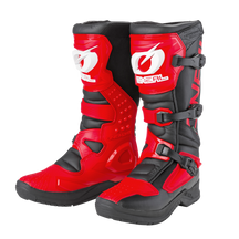 Las botas O'NEAL RSX son botas de motocross negras y rojas con tres hebillas ajustables, espinilleras reforzadas, suelas robustas para protección y tracción y llamativos logotipos blancos "O'NEAL".