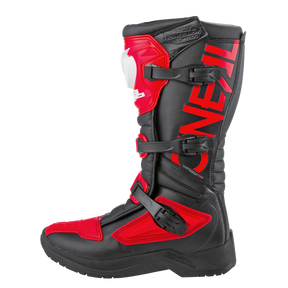 Lo stivale O'NEAL RSX è uno stivale da motocross nero e rosso con accenti accattivanti, fibbie e una grande scritta rossa "O'NEAL" sul lato, progettato per offrire la migliore protezione per il motociclismo fuoristrada.