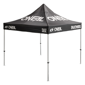 L'O'NEAL RACE TENT è una tenda pop-up nera con scritte bianche "O'NEAL" e "ENJOY THE RIDE" sul tetto e sulle balze, che poggia su quattro piedi di metallo.
