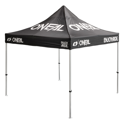L'O'NEAL RACE TENT è una tenda pop-up nera con scritte bianche "O'NEAL" e "ENJOY THE RIDE" sul tetto e sulle balze, che poggia su quattro piedi di metallo.