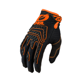 Il guanto O'NEAL Sniper ELITE di O'NEAL presenta un design accattivante in nero e arancione con motivi geometrici, cuciture arancioni e loghi di grande effetto: ideale per il motocross o come guanto da MTB.
