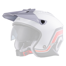 El Casco O'NEAL Visor VOLT V1 de O'NEAL es un casco de moto plateado y negro con detalles rojos y grises, una visera, un parasol y una mentonera negra y roja, mostrado de perfil sobre un fondo negro.