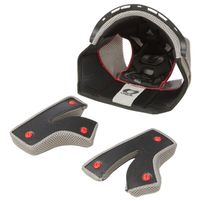 Die O'NEAL Liner & Cheek Pads für den BACKFLIP-Helm bestehen aus abnehmbarem schwarzem und grauem Netzmaterial mit roten Druckknöpfen auf weißem Hintergrund.