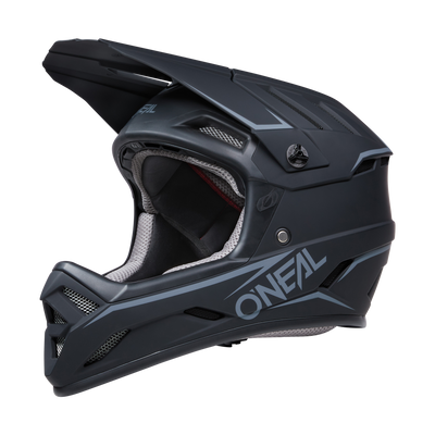 El casco O'NEAL Backflip Solid es un casco integral de MTB negro mate con visera y mentonera, ventilado y con ángulos agudos, perfecto para motocross o ciclismo de montaña.