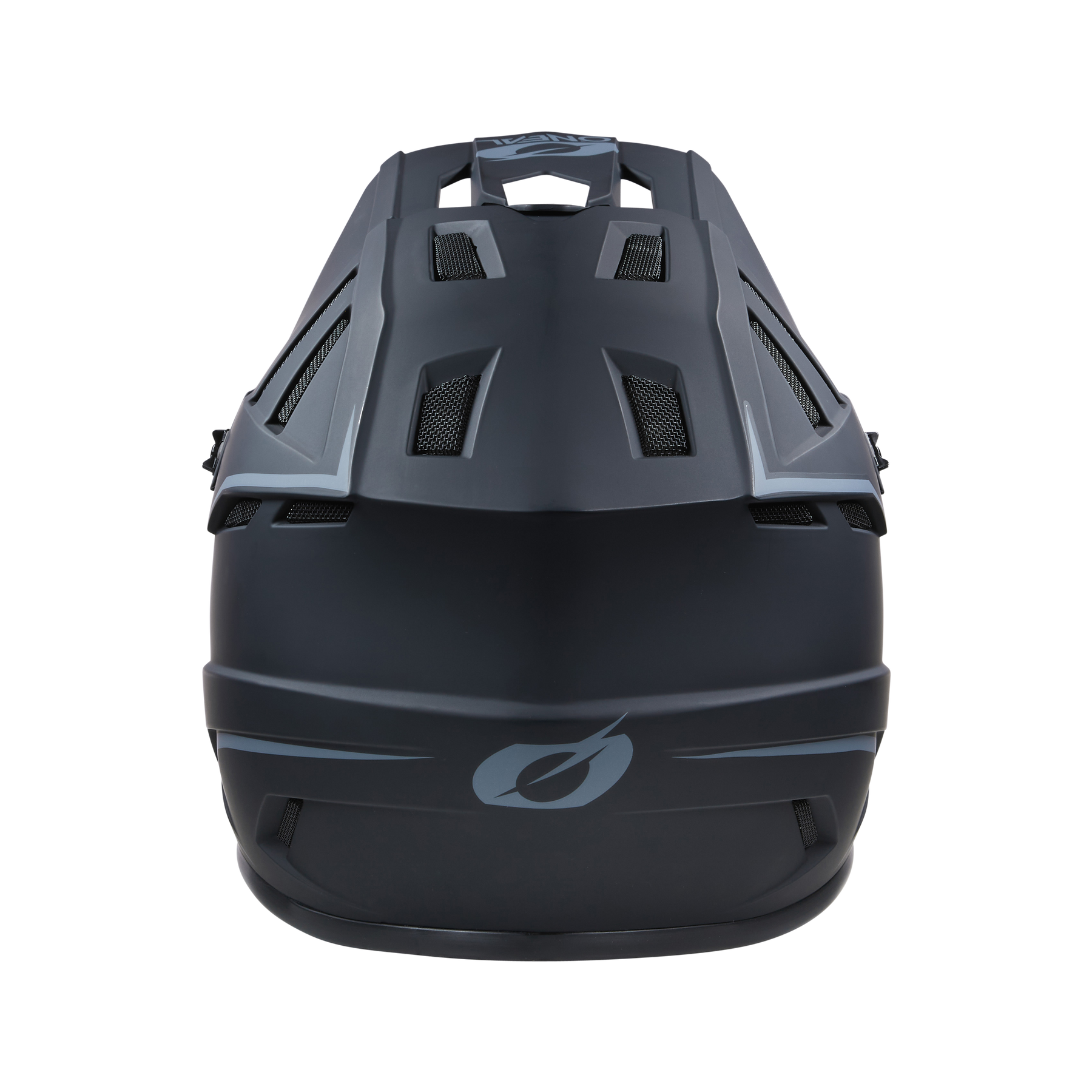 Ein schwarzer O'NEAL BACKFLIP Helm SOLID mit Lüftungsschlitzen und einem weißen stilisierten Logo auf der Vorderseite, frontal vor einem schwarzen Hintergrund.