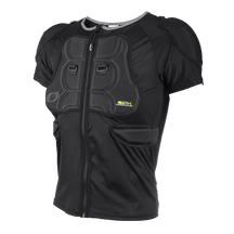 La Camiseta Protecciones O'NEAL BP es una camiseta protectora negra de manga corta con acolchado en pecho, hombros y laterales, cremallera frontal y un pequeño logotipo amarillo y blanco en la parte delantera.