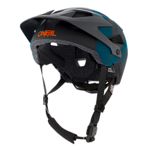 Ein blau-schwarzer O'NEAL DEFENDER Helm NOVA Fahrradhelm mit verstellbarem Riemen, Belüftungslöchern und kleinem Frontvisier wird von hinten schräg gezeigt.