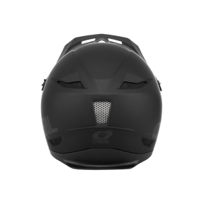 Vista frontale del casco O'NEAL Fury Solid di O'NEAL in nero opaco, con ventilazione del naso in rete, prese d'aria laterali e logo O'NEAL vicino alla base.
