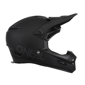 Il casco O'NEAL Fury Solid è un casco integrale nero opaco con visiera e mentoniera, su cui è impresso il logo O'NEAL a caratteri grandi e discreti. È stato sviluppato per i motociclisti fuoristrada e combina stile e protezione.