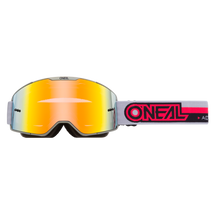 Die O'NEAL B-20 Brille PROXY verfügt über reflektierende orangefarbene und gelbe Gläser, ein breites Sichtfeld, ein verstellbares graues Band und ein schwarzes und pinkfarbenes O'NEAL-Logo - perfekt für Motocross oder Radfahren.