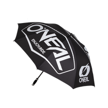 Der O'NEAL MOTO ATTACK Regenschirm HEXX ist ein schwarzer Regenschirm mit weißem "ONEAL"-Schriftzug, dem Slogan "ENJOY THE RIDE" und dem O'Neal-Logo auf einer Seite.