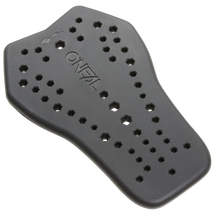 La O'NEAL IPX-HP es una almohadilla protectora negra y contorneada con perforaciones hexagonales, una superficie texturizada y la marca "O'NEAL" grabada en relieve en la parte delantera.