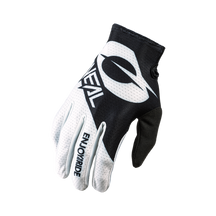 El guante O'NEAL Matrix STACKED es un guante de motocross blanco y negro con las letras "O'NEAL" y "ENJOY THE RIDE" en la parte superior, fabricado con material transpirable y perforado para una gran comodidad de uso.
